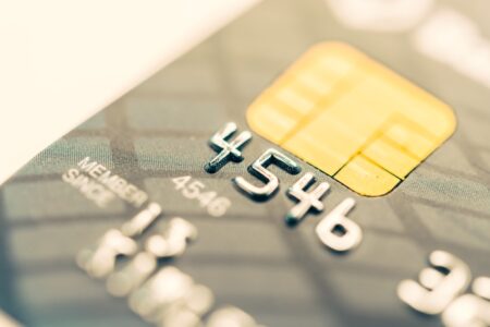 Kreditní karta jako cesta do dluhové pasti – jaká jsou její negativa?