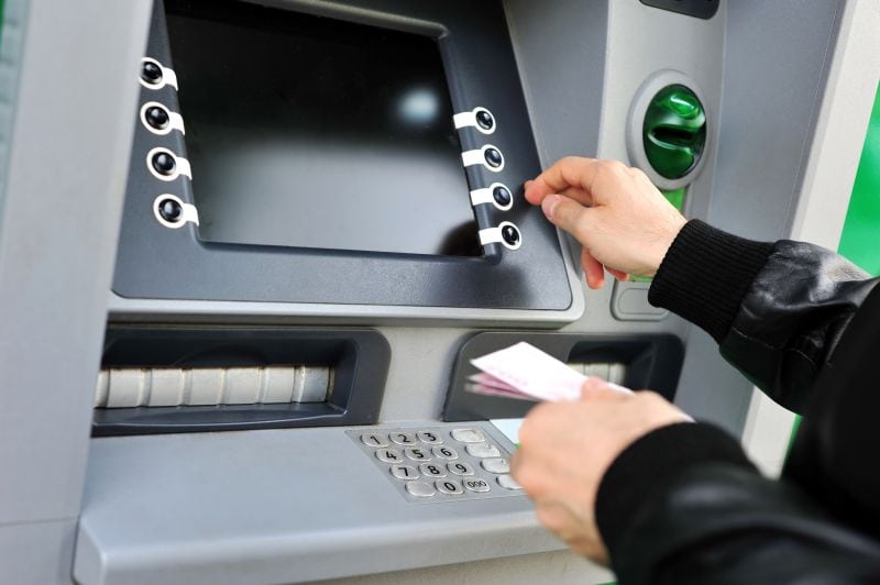 Kolik stojí výběry z bankomatů v zahraničí? A u které banky vás vyjdou nejlevněji?